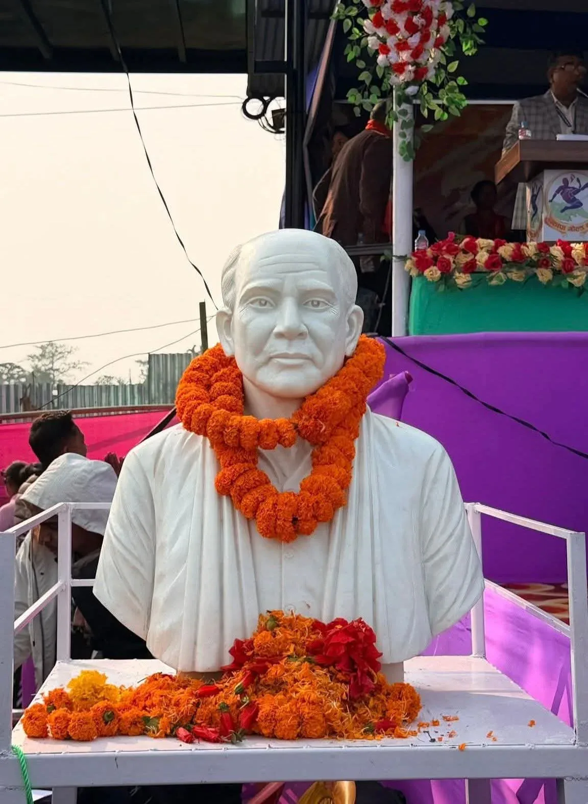 झापा गोल्डकप उद्घाटनमा रंगशालाका जग्गादाता स्वर्गीय डोमालाल राजवंशीको प्रतिमा अनावरण FB IMG 1770538892832