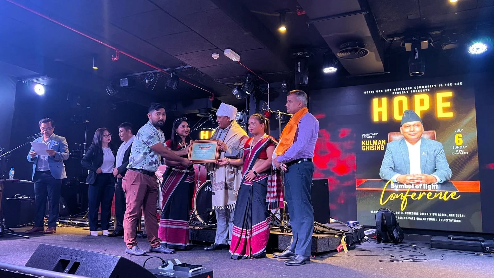 दुवईमा संम्पन्न नागरिक अभिनन्दन कार्यक्रममा विषेश अतिथि नेपाल विद्युत प्राधिकरणका पूर्व कार्यकारी नर्देशक कुलमान घिसिङलाई समान गरियो। IMG 20250706 WA0106