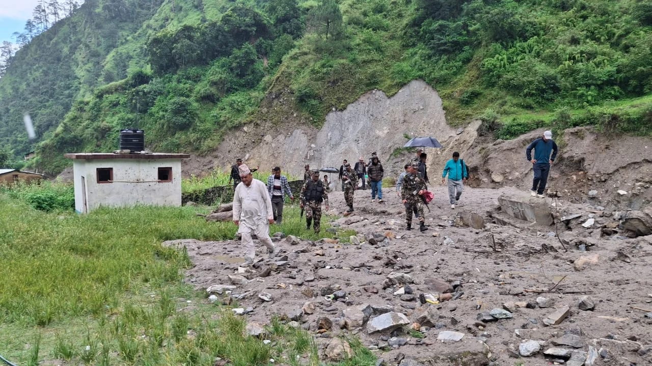 बिच्छ्याका बाढी पहिरो पीडित परिवारलाई राहत वितरण सहित स्थलगत अनुगमन IMG 20250821 WA0057