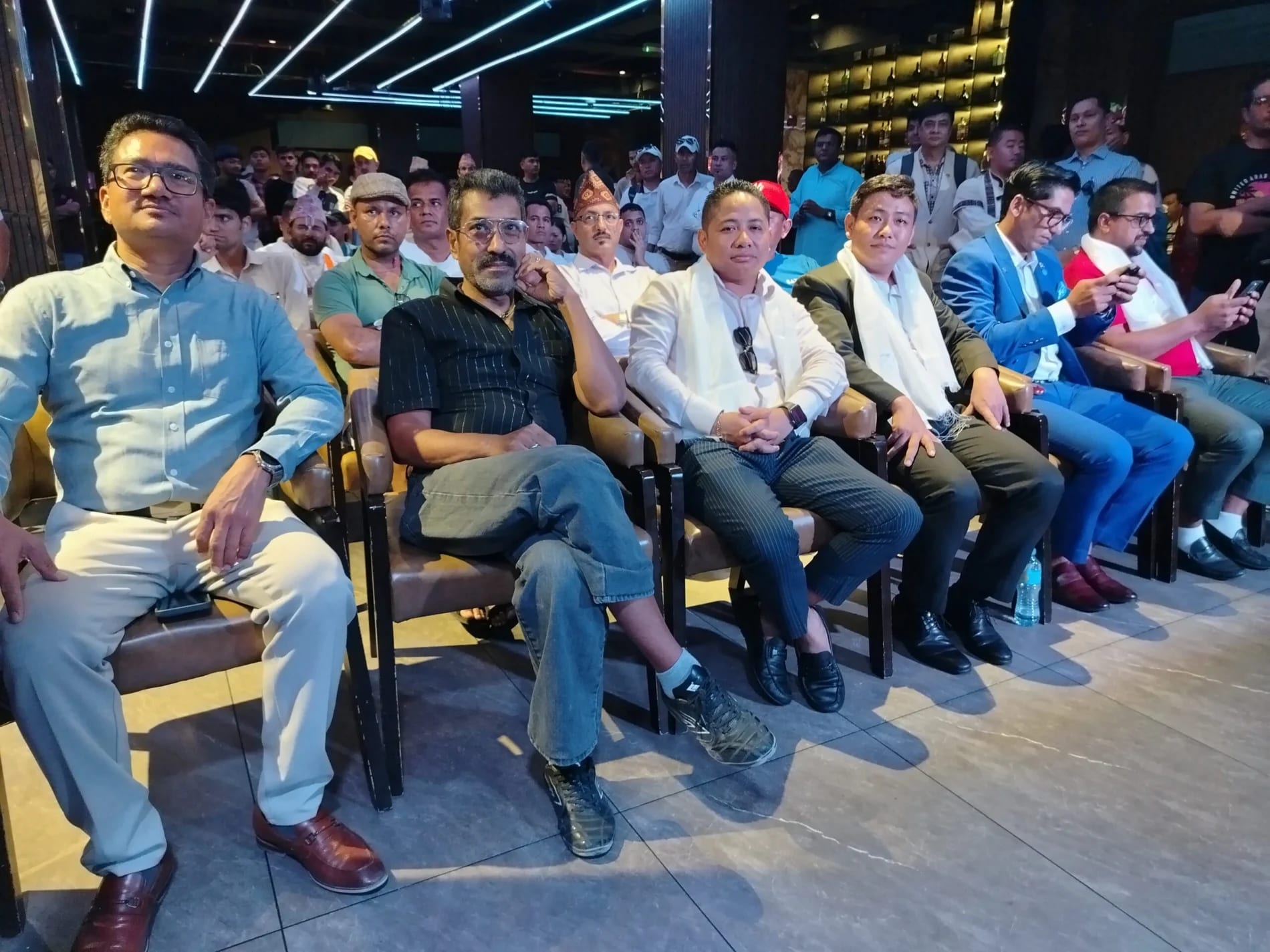 दुवईमा संम्पन्न नागरिक अभिनन्दन कार्यक्रममा विषेश अतिथि नेपाल विद्युत प्राधिकरणका पूर्व कार्यकारी नर्देशक कुलमान घिसिङलाई समान गरियो। IMG 20250706 155451 scaled