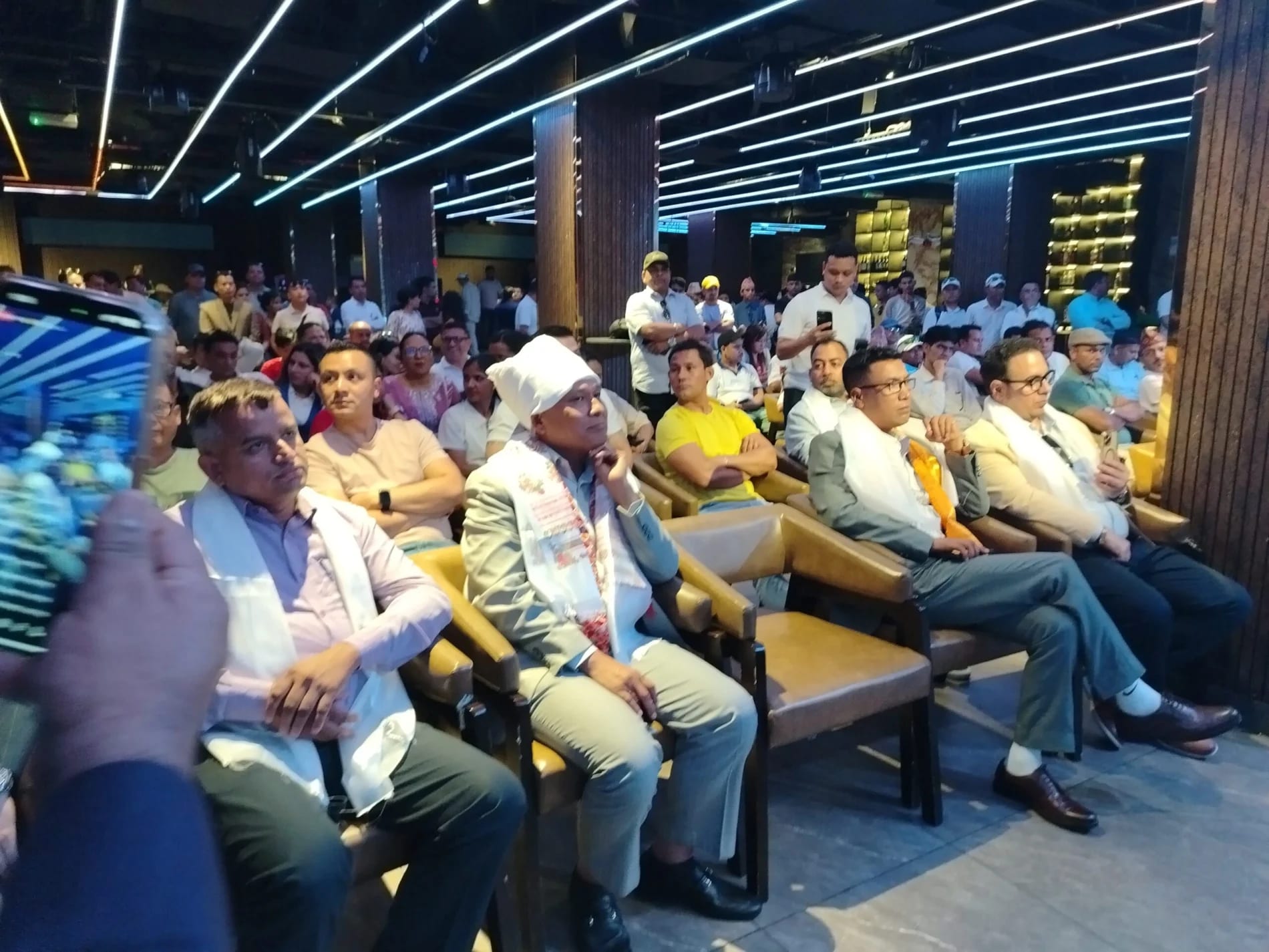 दुवईमा संम्पन्न नागरिक अभिनन्दन कार्यक्रममा विषेश अतिथि नेपाल विद्युत प्राधिकरणका पूर्व कार्यकारी नर्देशक कुलमान घिसिङलाई समान गरियो। IMG 20250706 155506 scaled