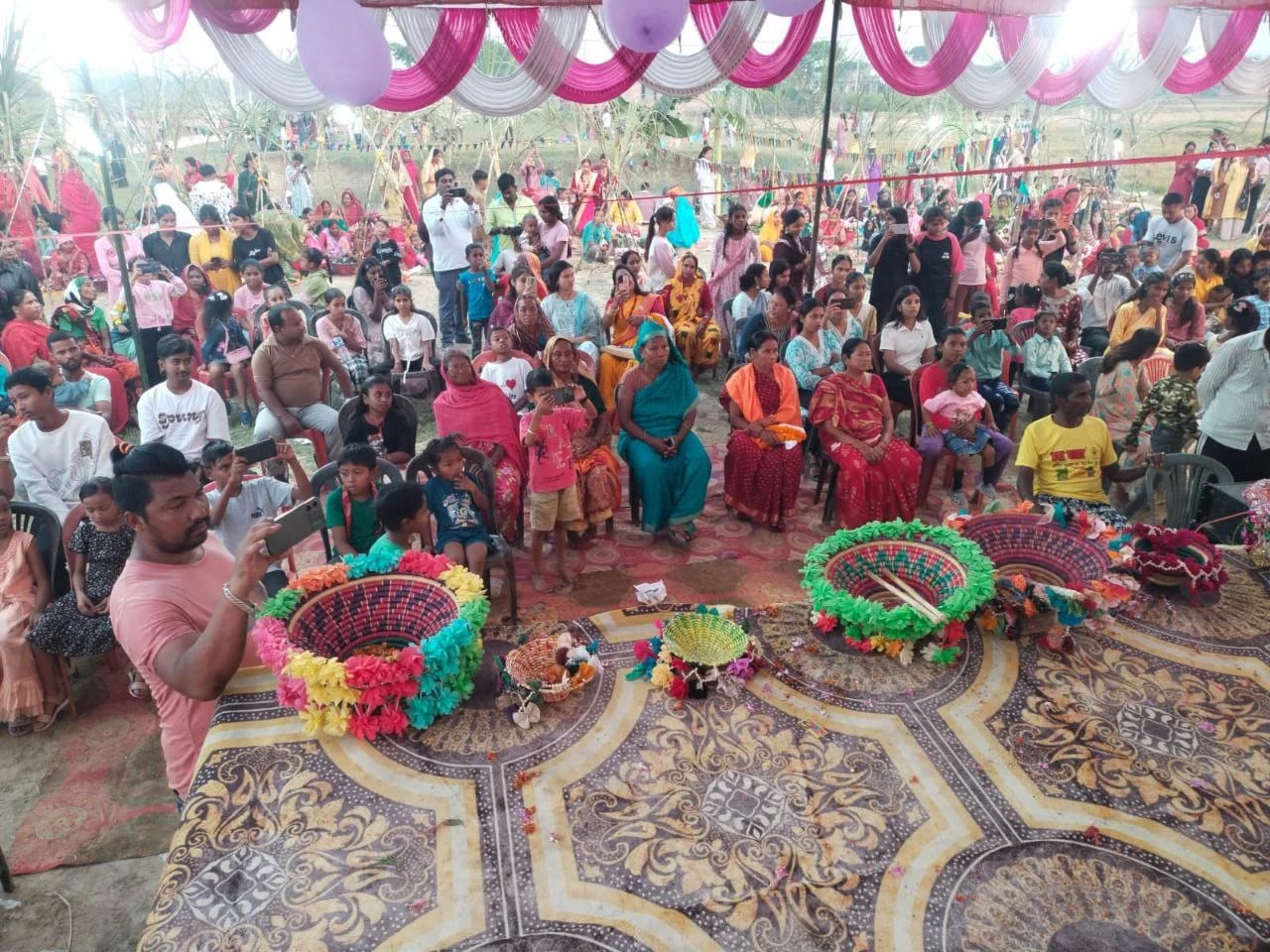 अस्ताउदै गरेको सुर्यलाई अर्घ दिदै रामग्राम ४ का अतिथिद्वारा स्वयम् सेवकहरुलाई टिसर्ट बितरण photo 2024 11 07 20 48 02
