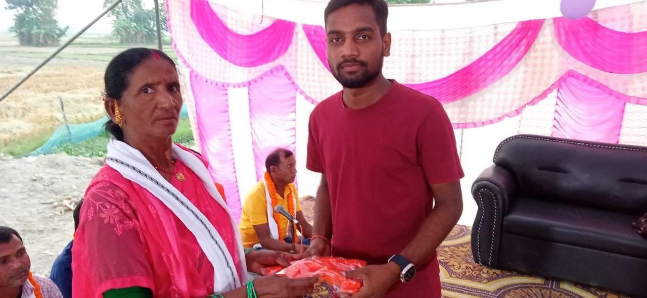 अस्ताउदै गरेको सुर्यलाई अर्घ दिदै रामग्राम ४ का अतिथिद्वारा स्वयम् सेवकहरुलाई टिसर्ट बितरण photo 2024 11 07 20 48 08