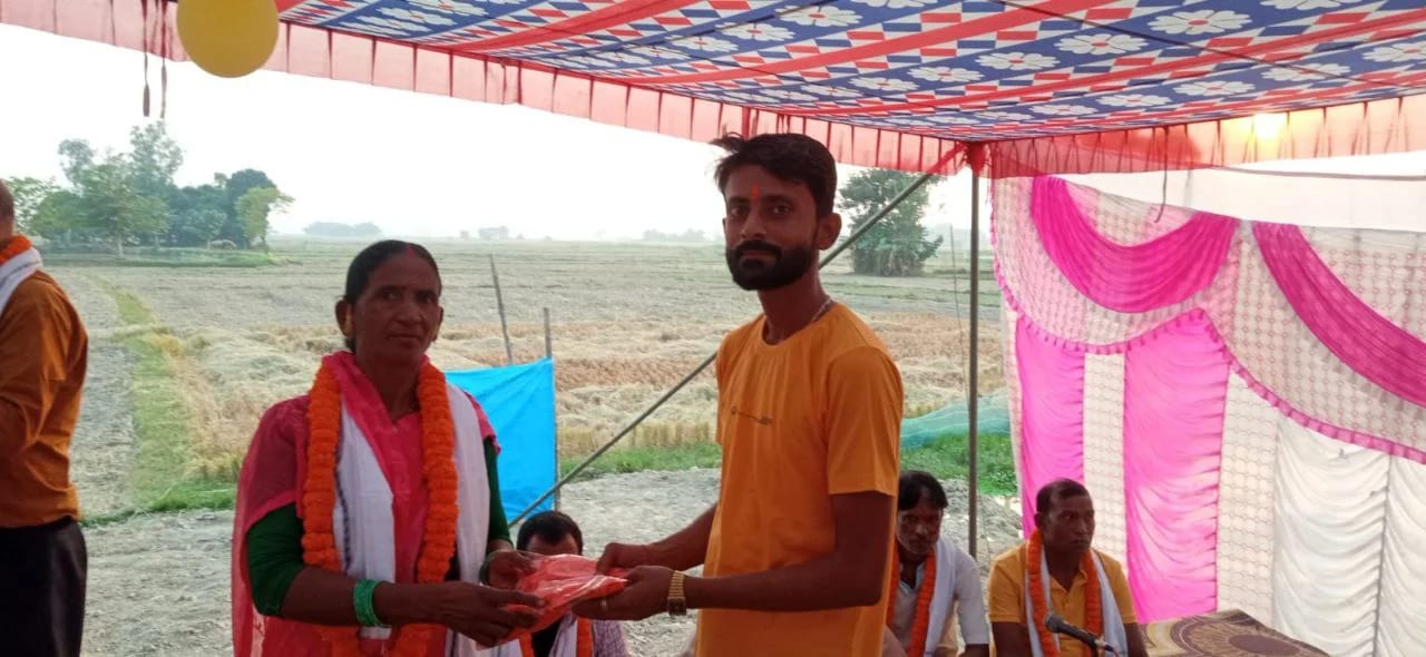 अस्ताउदै गरेको सुर्यलाई अर्घ दिदै रामग्राम ४ का अतिथिद्वारा स्वयम् सेवकहरुलाई टिसर्ट बितरण photo 2024 11 07 20 48 11