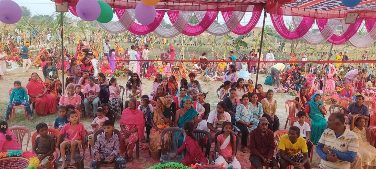 अस्ताउदै गरेको सुर्यलाई अर्घ दिदै रामग्राम ४ का अतिथिद्वारा स्वयम् सेवकहरुलाई टिसर्ट बितरण photo 2024 11 07 20 48 13