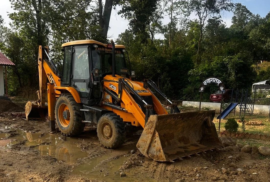 रुपन्देहीमा अबैध माटो उत्खनन् तथा ओसारपसार कार्यमा संलग्न सवारी साधन नियन्त्रणमा photo 2025 06 15 20 52 32